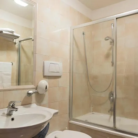 斯特隆伯利酒店 3*