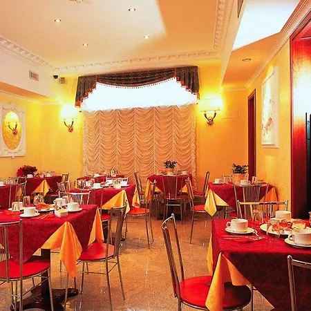 斯特隆伯利酒店 3*